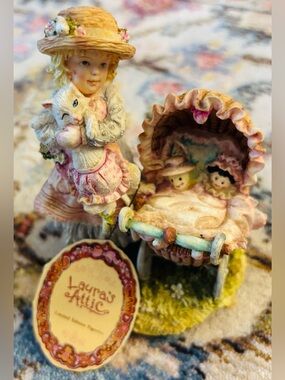 1990 Enesco Laura's Attic "We'll Be Back Soon" Figurine
